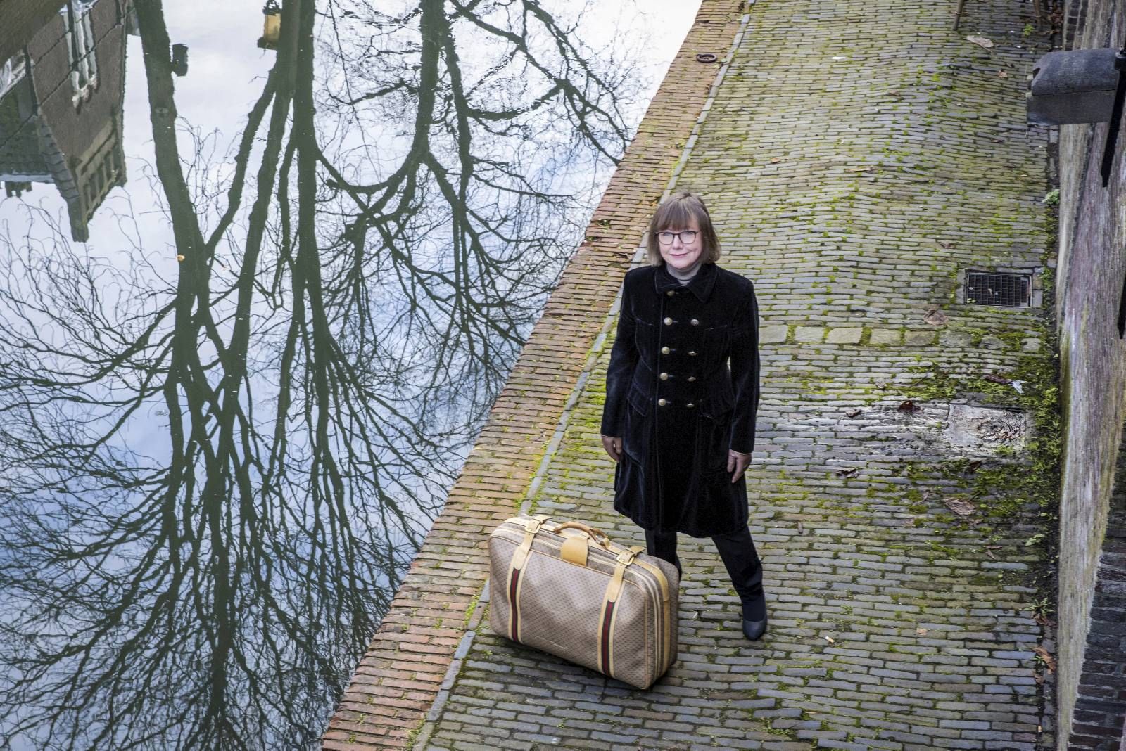 Pauline Terreehorst: op zoek naar het verhaal achter oude jurken en  ansichtkaarten