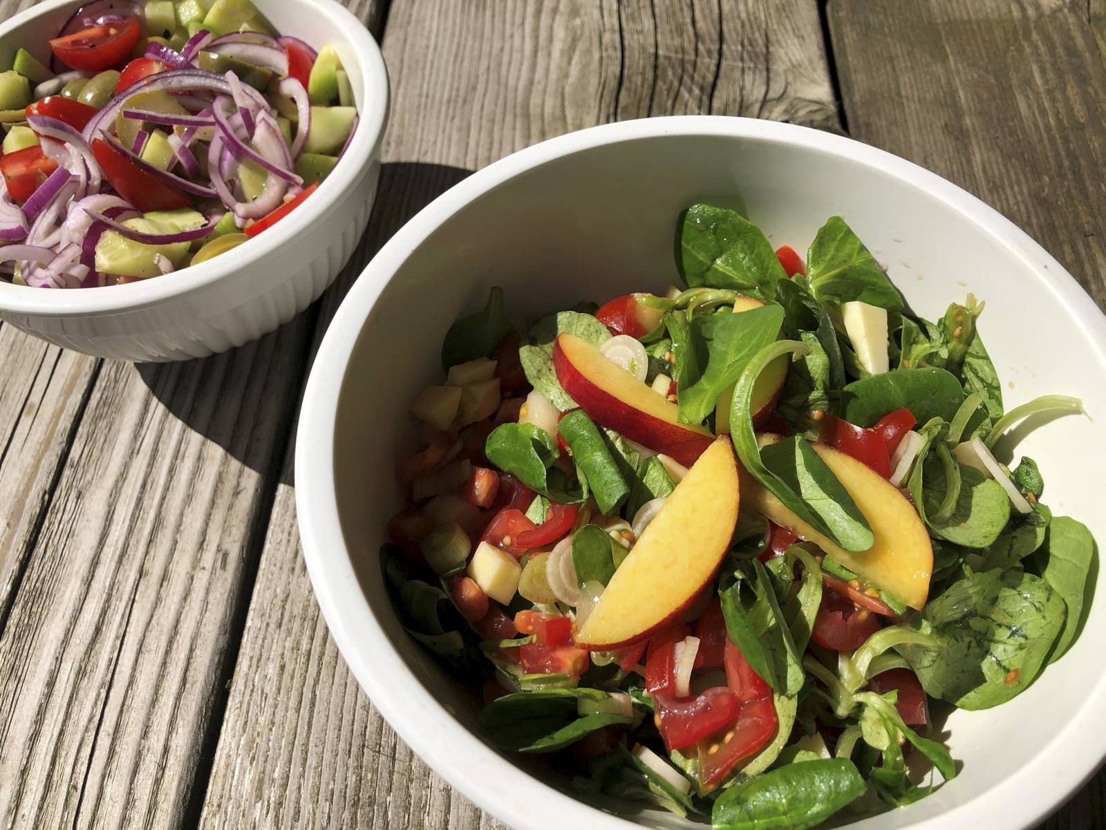 Zoete lentesalade met veldsla, nectarine en jonge kaas