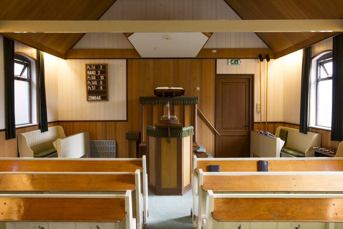 Acht mansleden op ledenvergaderingen in oud gereformeerd Overberg