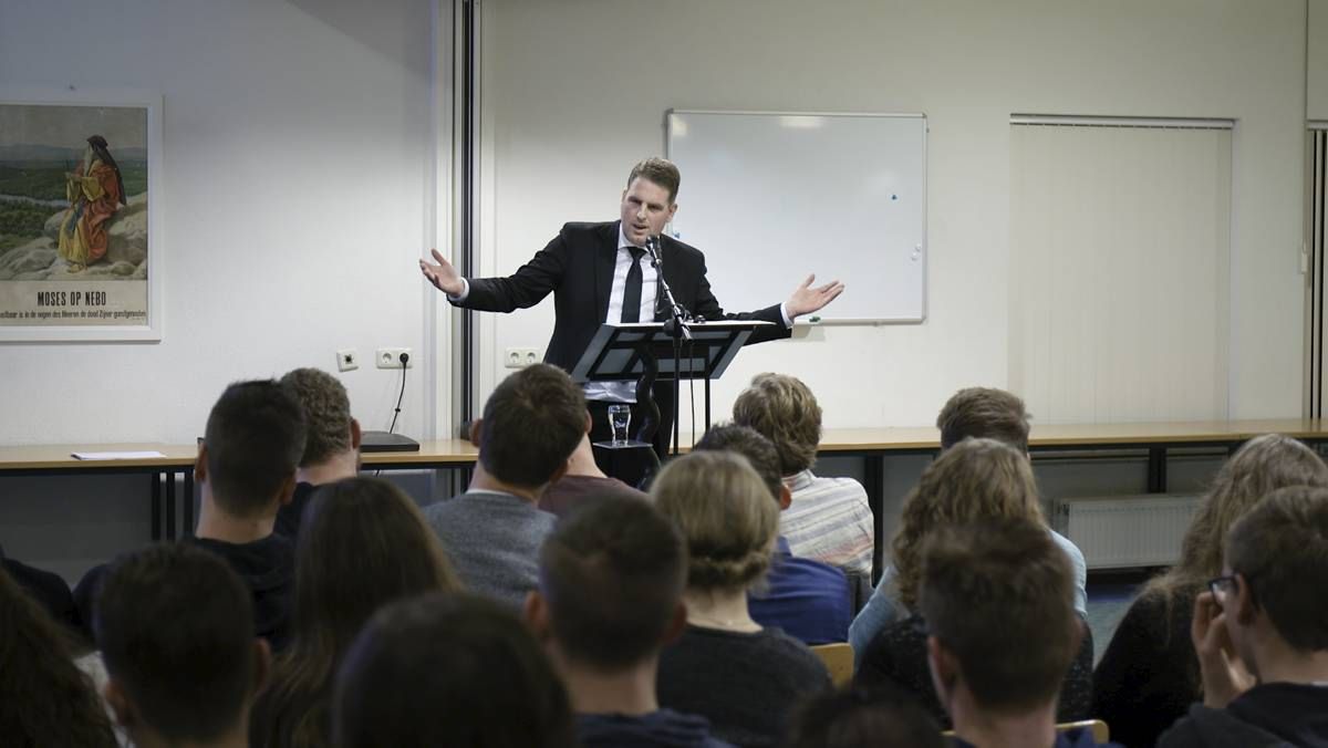 Ds. S.W. Janse Strijd om in te gaan, niet strijd om aan te gaan Ds. S.W. Janse Strijd om in te gaan, niet strijd om aan te gaan