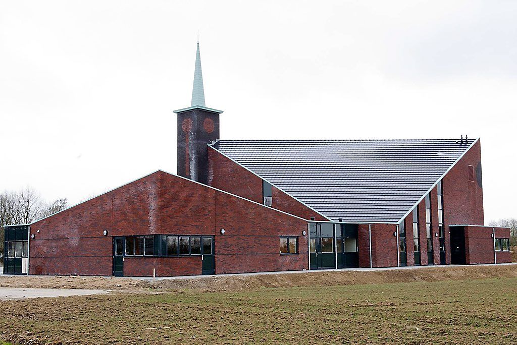 Nieuwe kerk gg Puttershoek in gebruik